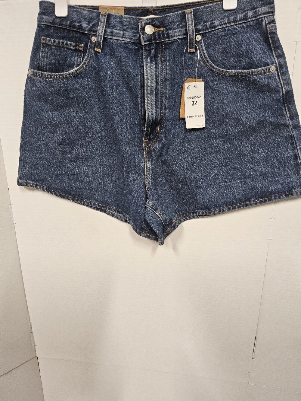 NWOT Size 14 Levis Shorts High-Waisted Women's Denim Mom Shorts